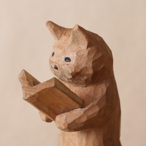 キノコの本を熱心に立ち読みする猫」木彫り 木製 ネコの置物（木材