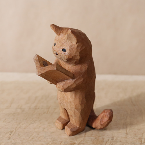 キノコの本を熱心に立ち読みする猫」木彫り 木製 ネコの置物