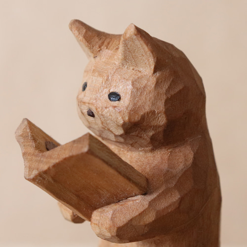 キノコの本を熱心に立ち読みする猫」木彫り 木製 ネコの置物（木材