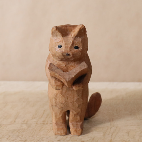 キノコの本を熱心に立ち読みする猫」木彫り 木製 ネコの置物（木材