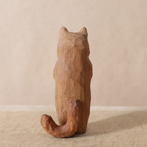 キノコの本を熱心に立ち読みする猫」木彫り 木製 ネコの置物（木材