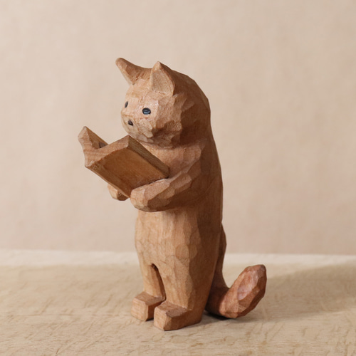 木彫りの猫の置物（制作中） キノコの本を熱心に立ち読みする猫」木彫り 木製 ネコの置物（木材