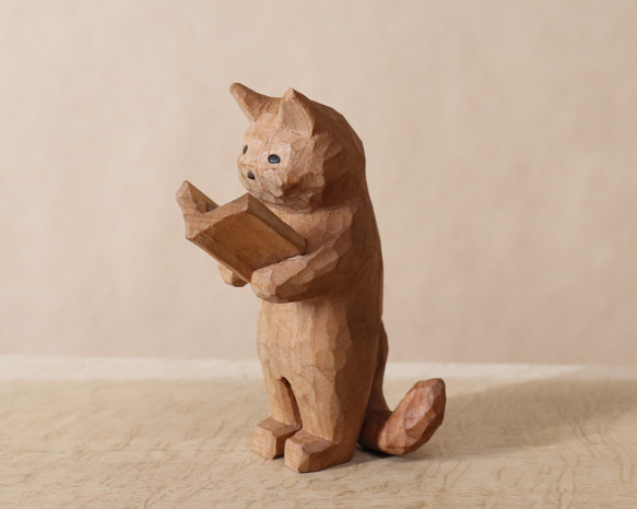 キノコの本を熱心に立ち読みする猫」木彫り 木製 ネコの置物（木材