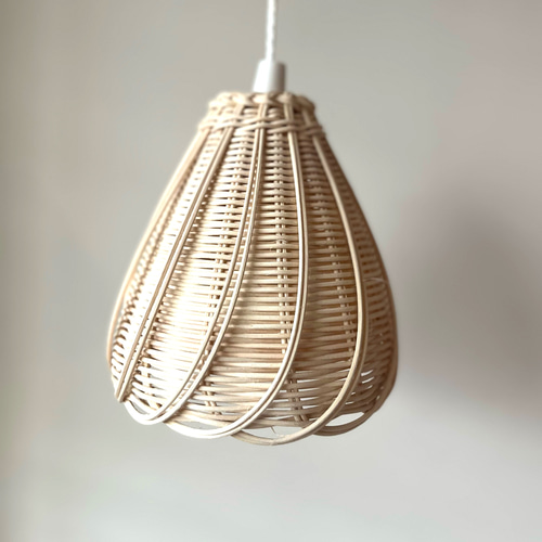 A ラタン（籐）の柔らかい光が注ぐランプシェード（ライト付