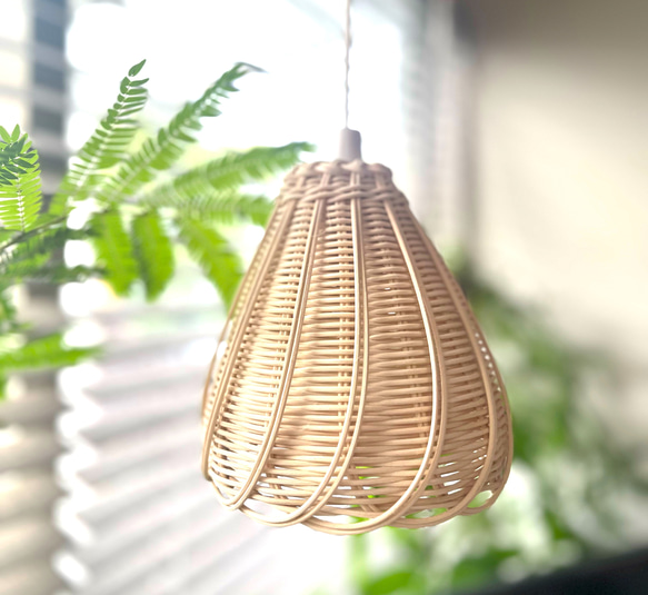 A ラタン（籐）の柔らかい光が注ぐランプシェード（ライト付
