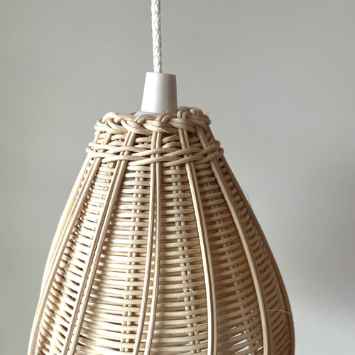 A ラタン（籐）の柔らかい光が注ぐランプシェード（ライト付