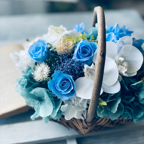 青 ブルーローズと幸せ胡蝶蘭の華やかバスケット 新築祝い仏花 開店
