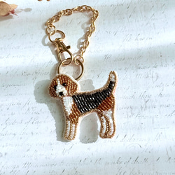 2way】ビーズ刺繍のうちの子ブローチ、バッグチャーム・ビーグル