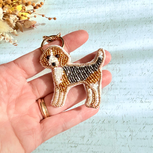 2way】ビーズ刺繍のうちの子ブローチ、バッグチャーム・ビーグル