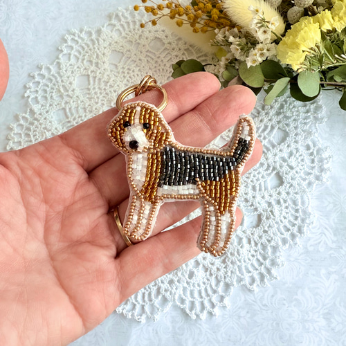 2way】ビーズ刺繍のうちの子ブローチ、バッグチャーム・ビーグル