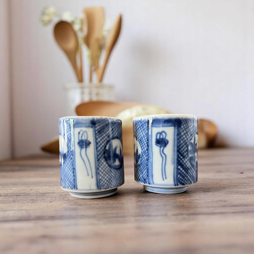 セット＞古伊万里染付覗窓宝尽猪口2客 おちょこ・ぐい呑み・徳利