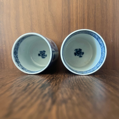 セット＞古伊万里染付覗窓宝尽猪口2客 おちょこ・ぐい呑み・徳利