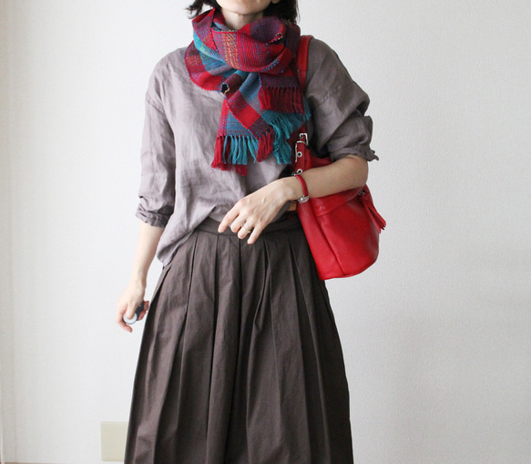 《斬新カラーでマンネリ解消！》ウール手織りマフラー　レッド×くすみブルー/プレゼント/秋冬 5枚目の画像