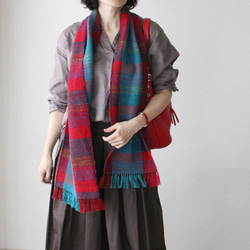 《斬新カラーでマンネリ解消！》ウール手織りマフラー　レッド×くすみブルー/プレゼント/秋冬 4枚目の画像