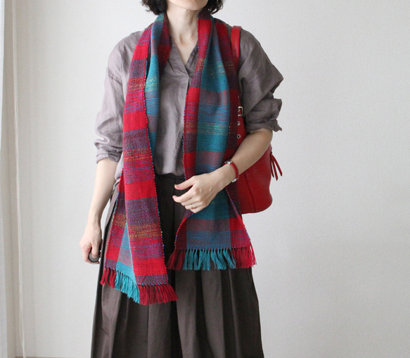 《斬新カラーでマンネリ解消！》ウール手織りマフラー　レッド×くすみブルー/プレゼント/秋冬 4枚目の画像