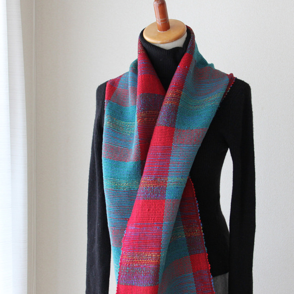 《斬新カラーでマンネリ解消！》ウール手織りマフラー　レッド×くすみブルー/プレゼント/秋冬 9枚目の画像