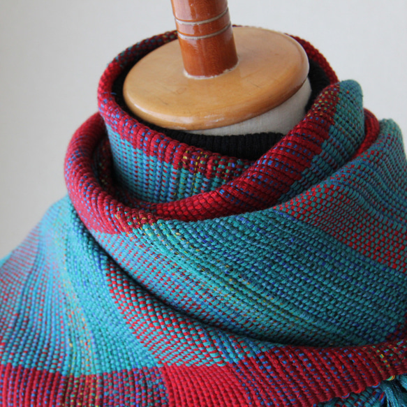 《斬新カラーでマンネリ解消！》ウール手織りマフラー　レッド×くすみブルー/プレゼント/秋冬 8枚目の画像
