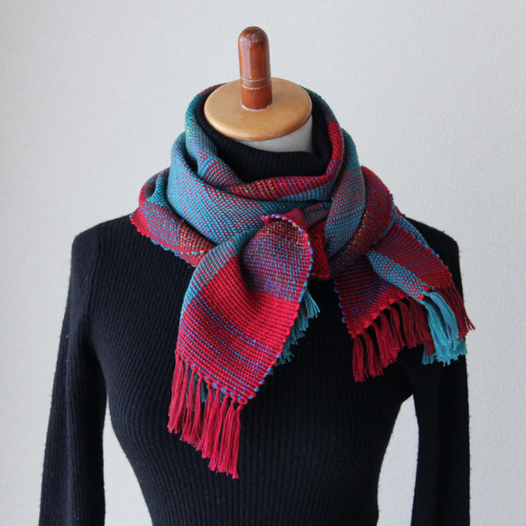 《斬新カラーでマンネリ解消！》ウール手織りマフラー　レッド×くすみブルー/プレゼント/秋冬 2枚目の画像