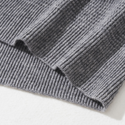 ナチュラルな雰囲気のニットパーカー フード付き ウール100％ グレー