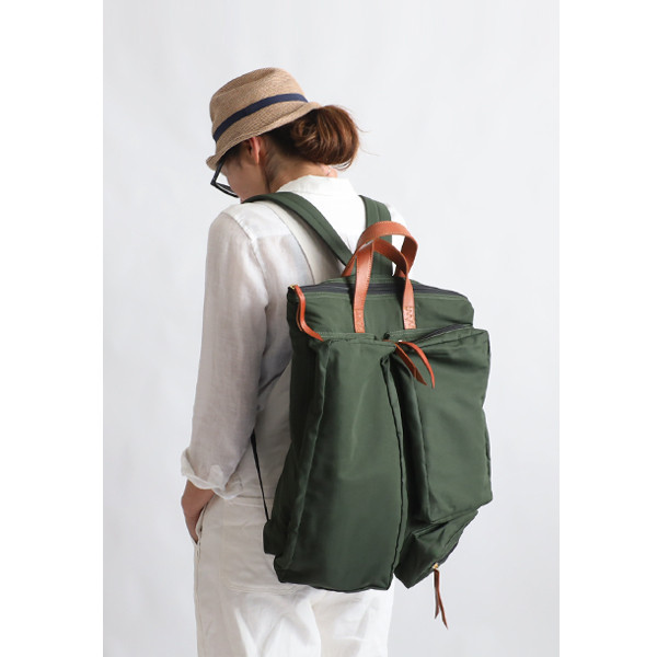 ⁂ラスト2（送料無料）再入荷　Lサイズ　軽量　多ポケット リュック サック　クッション入ナイロン 革 P18C