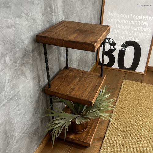 厚みのある無垢材とアイアン脚のコーナーラック／多目的ラック 棚