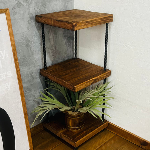 厚みのある無垢材とアイアン脚のコーナーラック／多目的ラック 棚