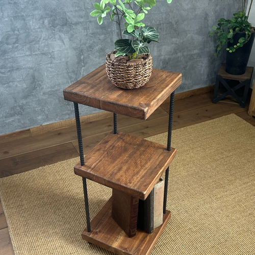 厚みのある無垢材とアイアン脚のコーナーラック／多目的ラック 棚