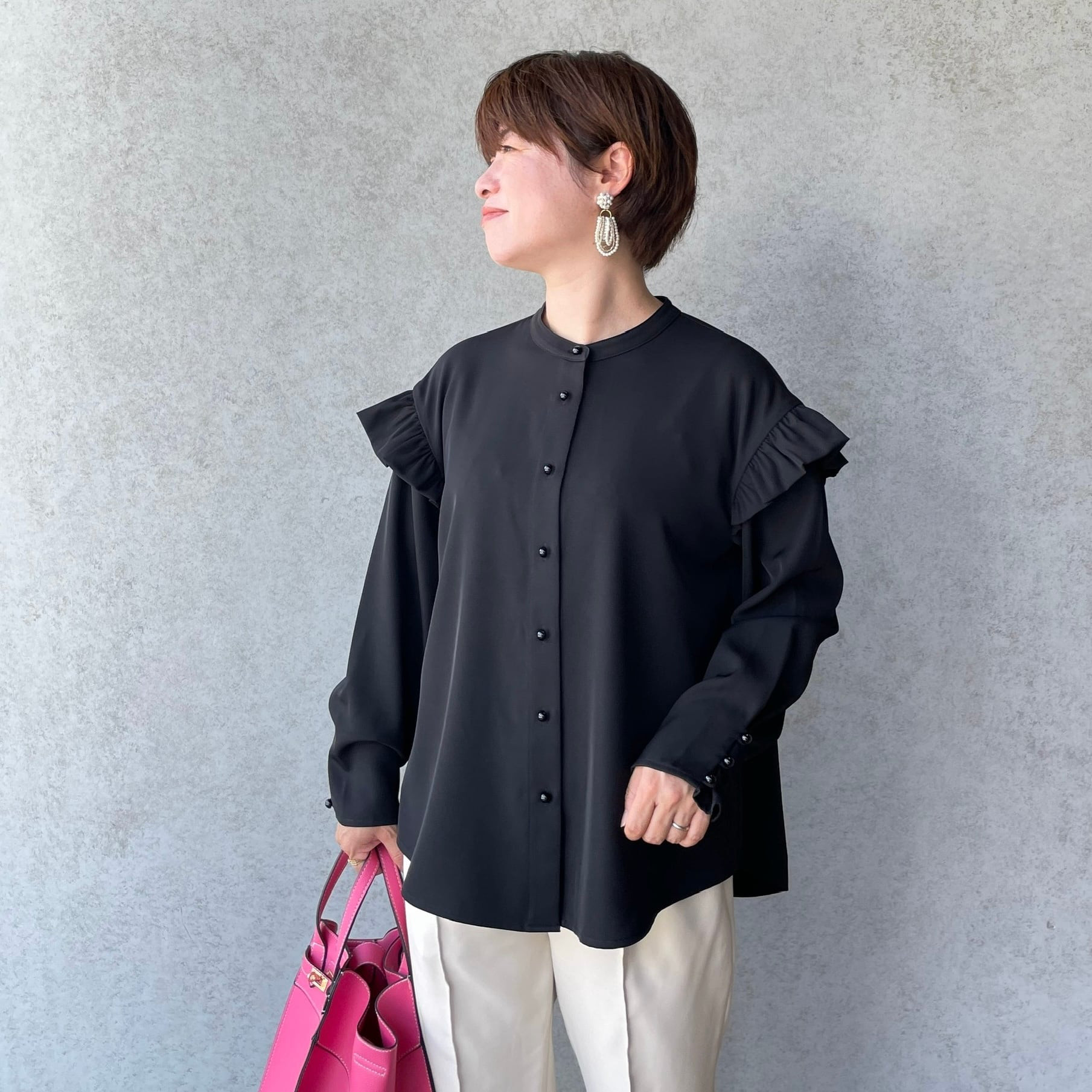 小柄S■通勤からフォーマルまで大活躍！大人可愛い肩フリルブラウス 黒■卒業式 入学式 KMC-25 510011