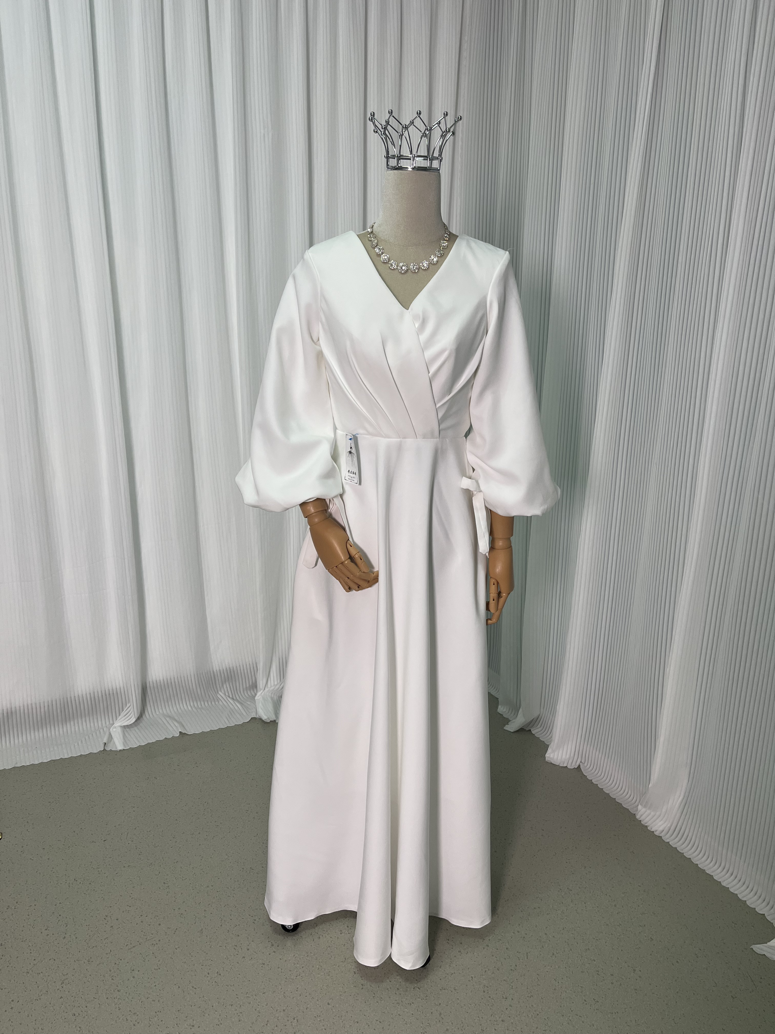 送料無料！エレガント ウエディングドレス ホワイト ロング Vネックドレス ファスナー 細見えシルエット