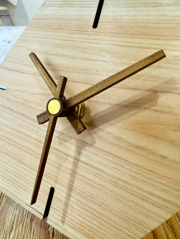 ヒノキの時計（卓上、壁掛け可） 4枚目の画像