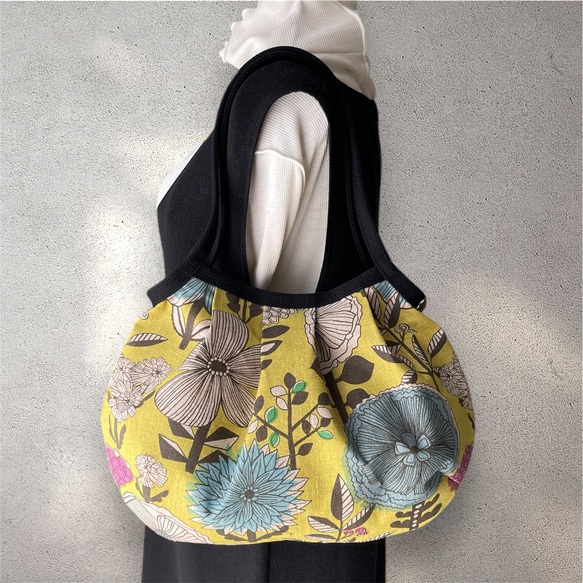 コロンと可愛いショルダーグラニーバッグ  北欧調 大人可愛い大きな花柄  マスタード　◎選べる2サイズ 1枚目の画像