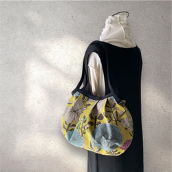 コロンと可愛いショルダーグラニーバッグ  北欧調 大人可愛い大きな花柄  マスタード　◎選べる2サイズ 3枚目の画像