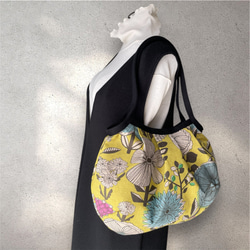 コロンと可愛いショルダーグラニーバッグ  北欧調 大人可愛い大きな花柄  マスタード　◎選べる2サイズ 2枚目の画像