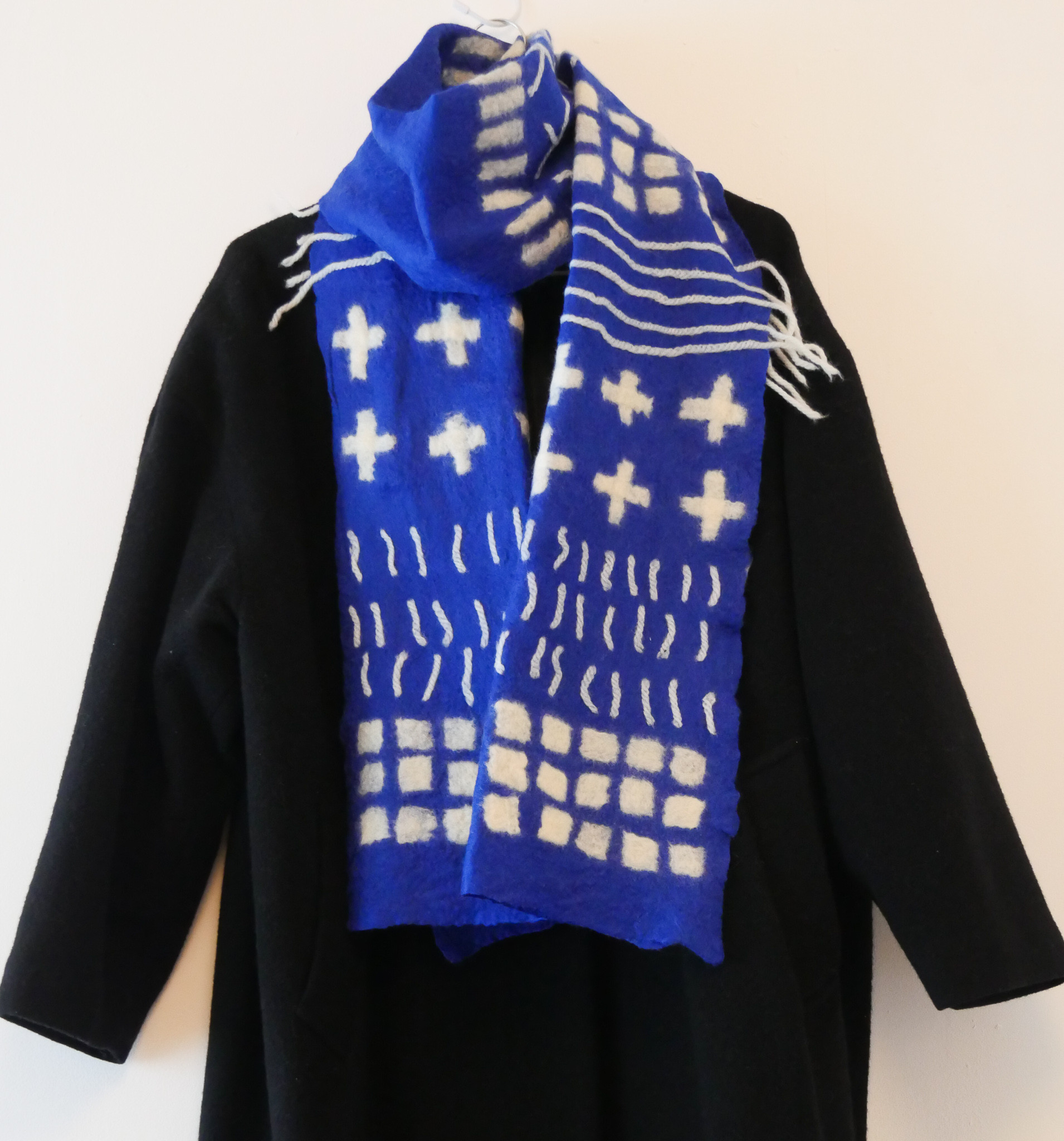 羊毛フェルト ＊ マフラー ＊ メリノウール　ブルー＆ホワイト