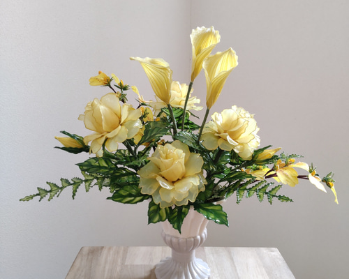 白薔薇のアレンジメント　　　　アメリカンフラワー　（ディップフラワー） 薔薇のアレンジメント アメリカンフラワー（ディップフラワー）