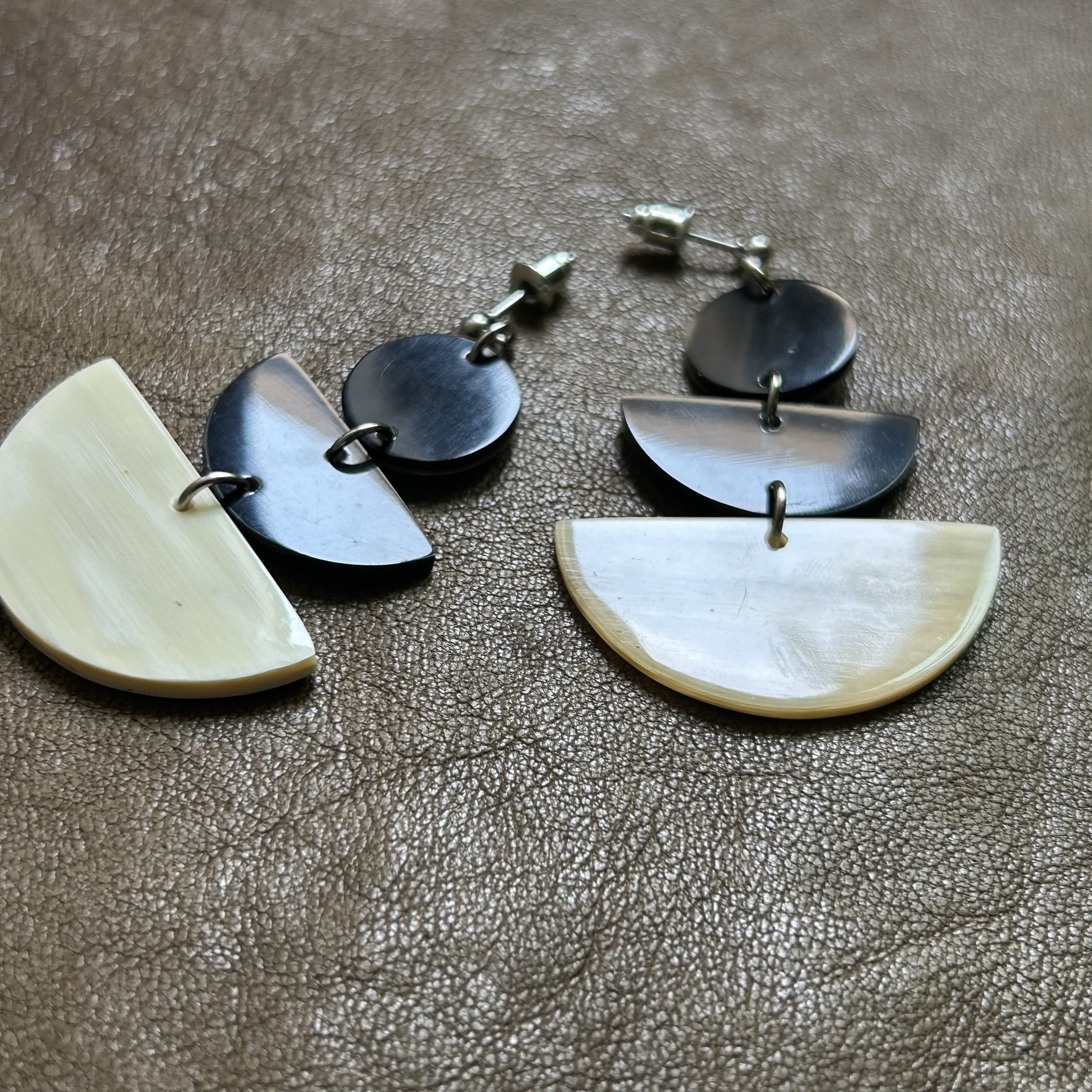 半月ピアス 水牛ピアス バッファローホーン ステンレスポスト