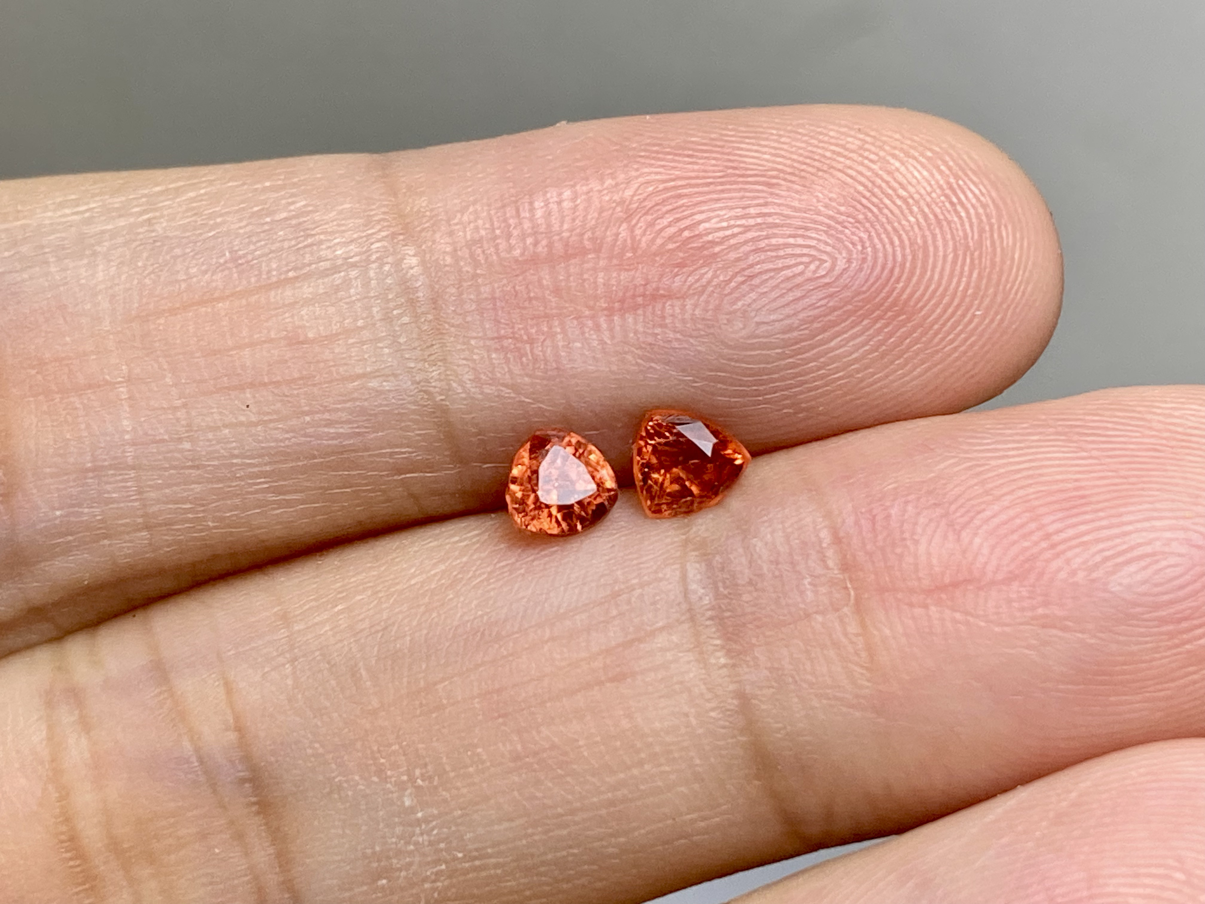 RS8-53 一点物 非加熱 宝石質 輝い銀朱色 三角形 スピネル ミャンマー産 ルース