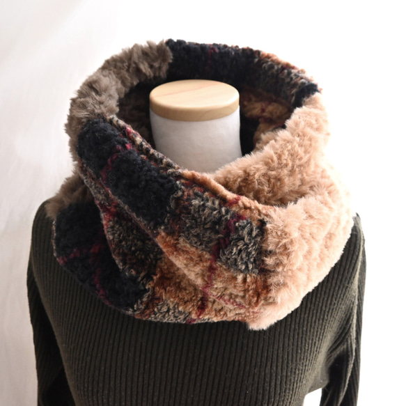 【完売しました】毛布な暖かさ！イタリア製ボア チェック柄×ふわふわファー＊クロス ネックウォーマー《ベージュ×ブラウン》 15枚目の画像