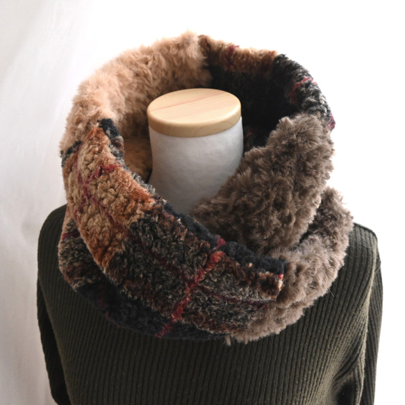 【完売しました】毛布な暖かさ！イタリア製ボア チェック柄×ふわふわファー＊クロス ネックウォーマー《ベージュ×ブラウン》 13枚目の画像