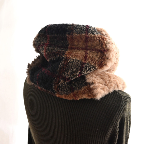 【完売しました】毛布な暖かさ！イタリア製ボア チェック柄×ふわふわファー＊クロス ネックウォーマー《ベージュ×ブラウン》 6枚目の画像