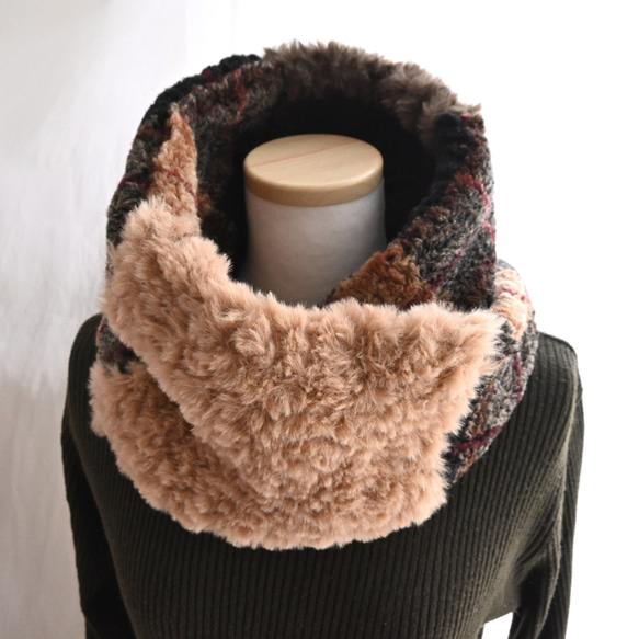 【完売しました】毛布な暖かさ！イタリア製ボア チェック柄×ふわふわファー＊クロス ネックウォーマー《ベージュ×ブラウン》 16枚目の画像