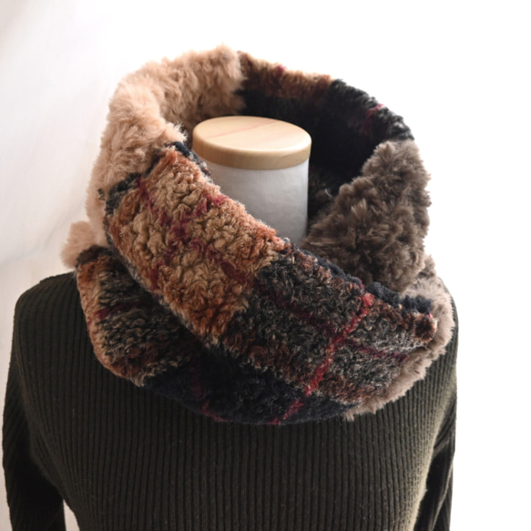 【完売しました】毛布な暖かさ！イタリア製ボア チェック柄×ふわふわファー＊クロス ネックウォーマー《ベージュ×ブラウン》 5枚目の画像