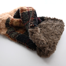 【完売しました】毛布な暖かさ！イタリア製ボア チェック柄×ふわふわファー＊クロス ネックウォーマー《ベージュ×ブラウン》 10枚目の画像