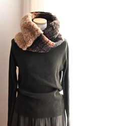 【完売しました】毛布な暖かさ！イタリア製ボア チェック柄×ふわふわファー＊クロス ネックウォーマー《ベージュ×ブラウン》 4枚目の画像