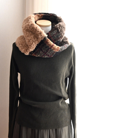 【完売しました】毛布な暖かさ！イタリア製ボア チェック柄×ふわふわファー＊クロス ネックウォーマー《ベージュ×ブラウン》 4枚目の画像