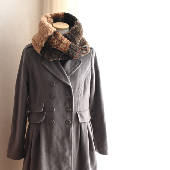 【完売しました】毛布な暖かさ！イタリア製ボア チェック柄×ふわふわファー＊クロス ネックウォーマー《ベージュ×ブラウン》 17枚目の画像