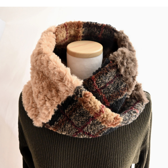 【完売しました】毛布な暖かさ！イタリア製ボア チェック柄×ふわふわファー＊クロス ネックウォーマー《ベージュ×ブラウン》 1枚目の画像