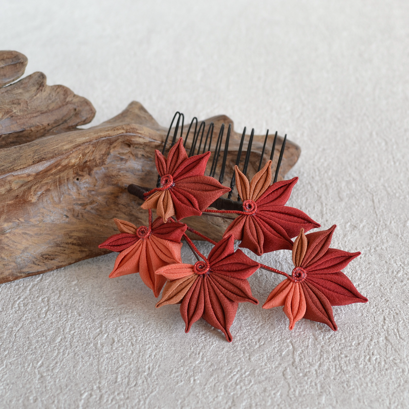 紅葉のコーム ✤ 訪問着 着物 プレゼント カジュアル　赤　もみじ　秋　つまみ細工の髪飾り