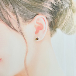 職場OK5mm♡送料無料♡ミニゴールド×天然さざれ石　ステンレスピアス　樹脂ピアス 3枚目の画像