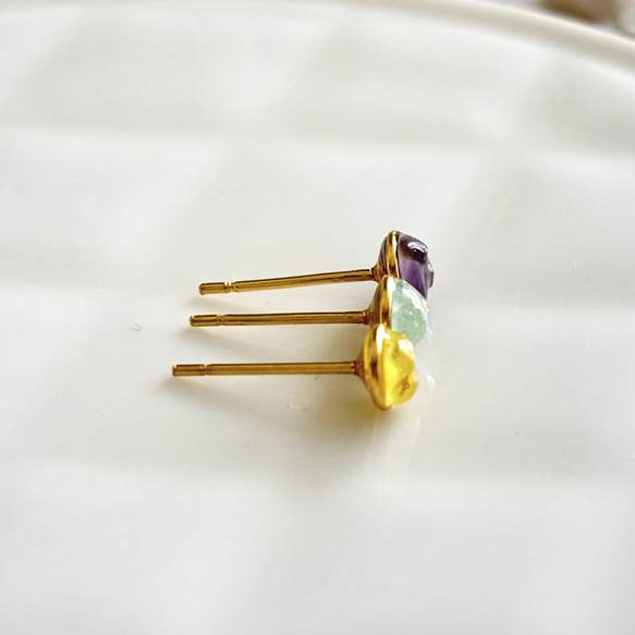 職場OK5mm♡送料無料♡ミニゴールド×天然さざれ石　ステンレスピアス　樹脂ピアス 8枚目の画像